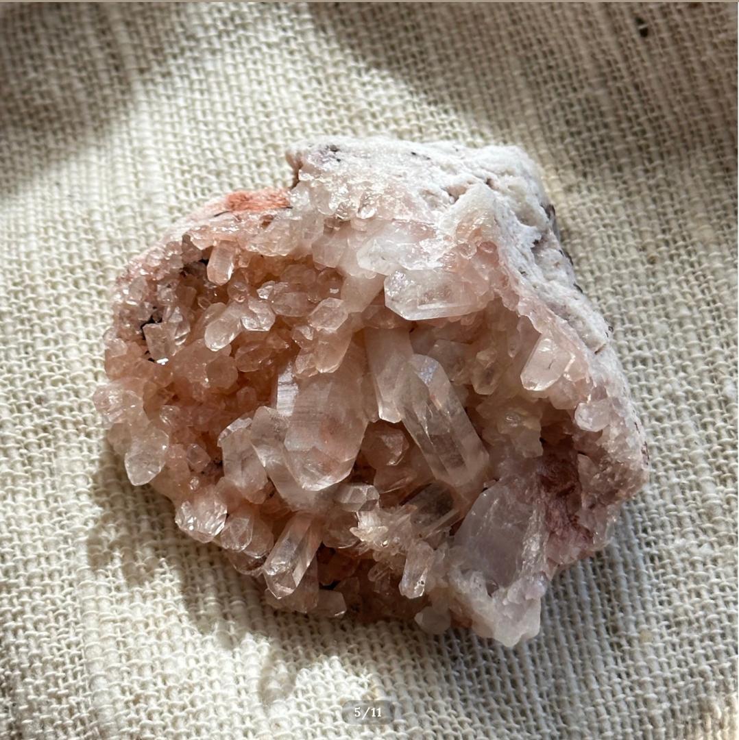 手のひらサイズ【インド・マニカラン産】 ピンクヒマラヤン ミニ クラスター