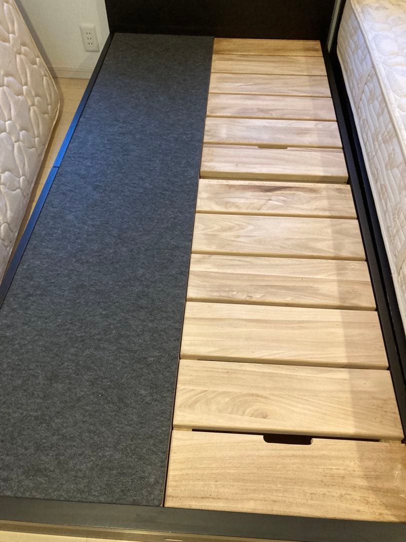 【かまぼこ】①シモンズ　フレーム＋マットレス　シングル1台（写真左側1台）