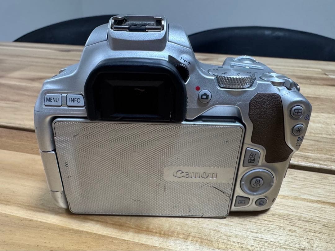 Canon EOS Kiss X10 ボディ希少カラーシルバーWi-Fi搭載