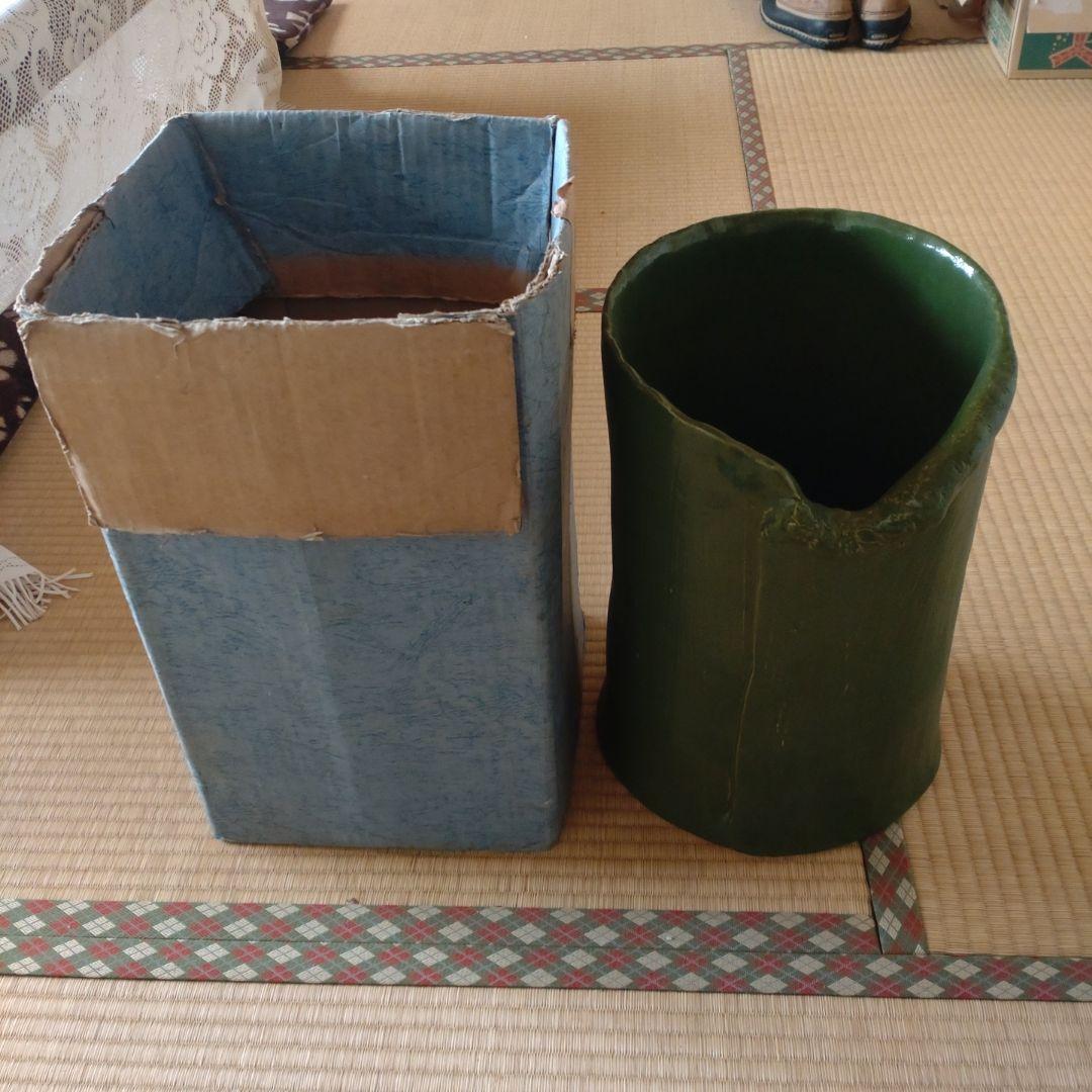 緑色の陶器製花器