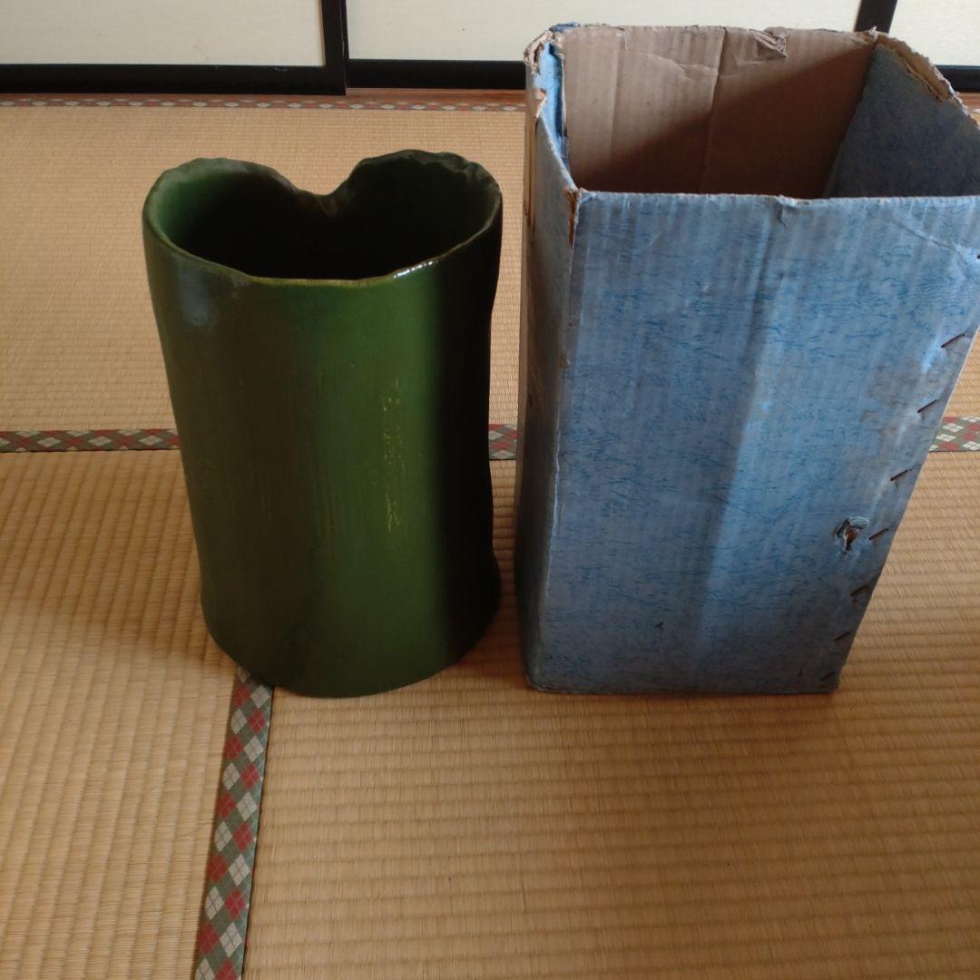 緑色の陶器製花器