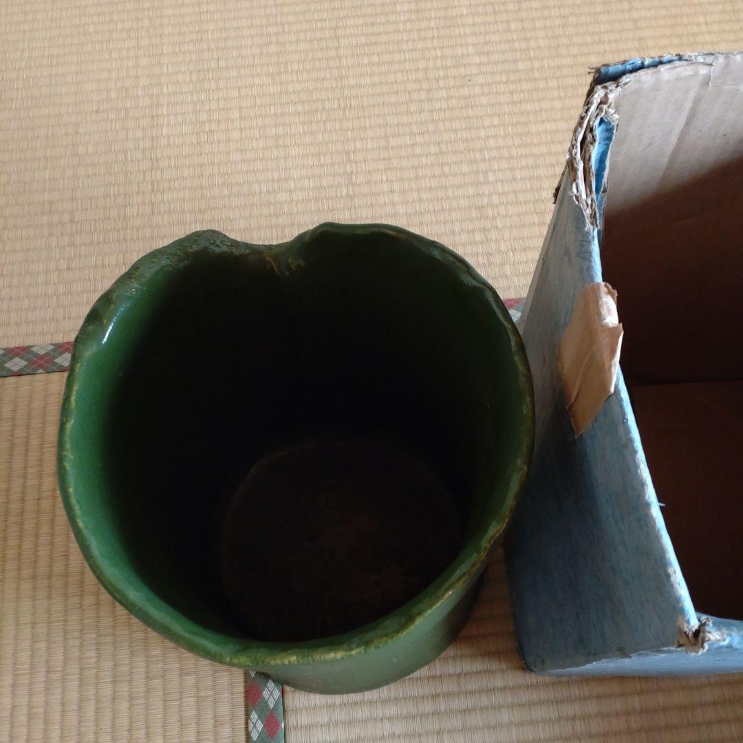 緑色の陶器製花器