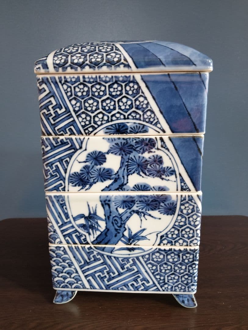瀬戸焼 古染付写し 松竹梅 陶製四段重箱 木箱付（未使用品）