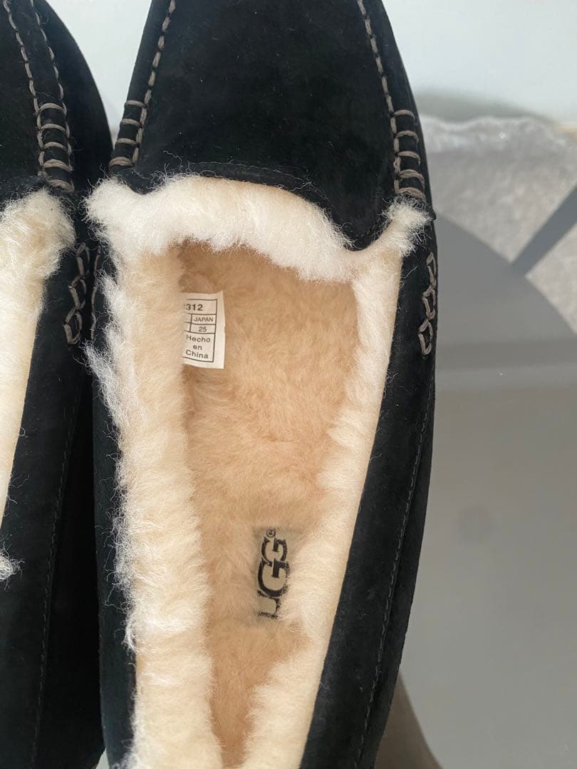 uggレディースローファー黒