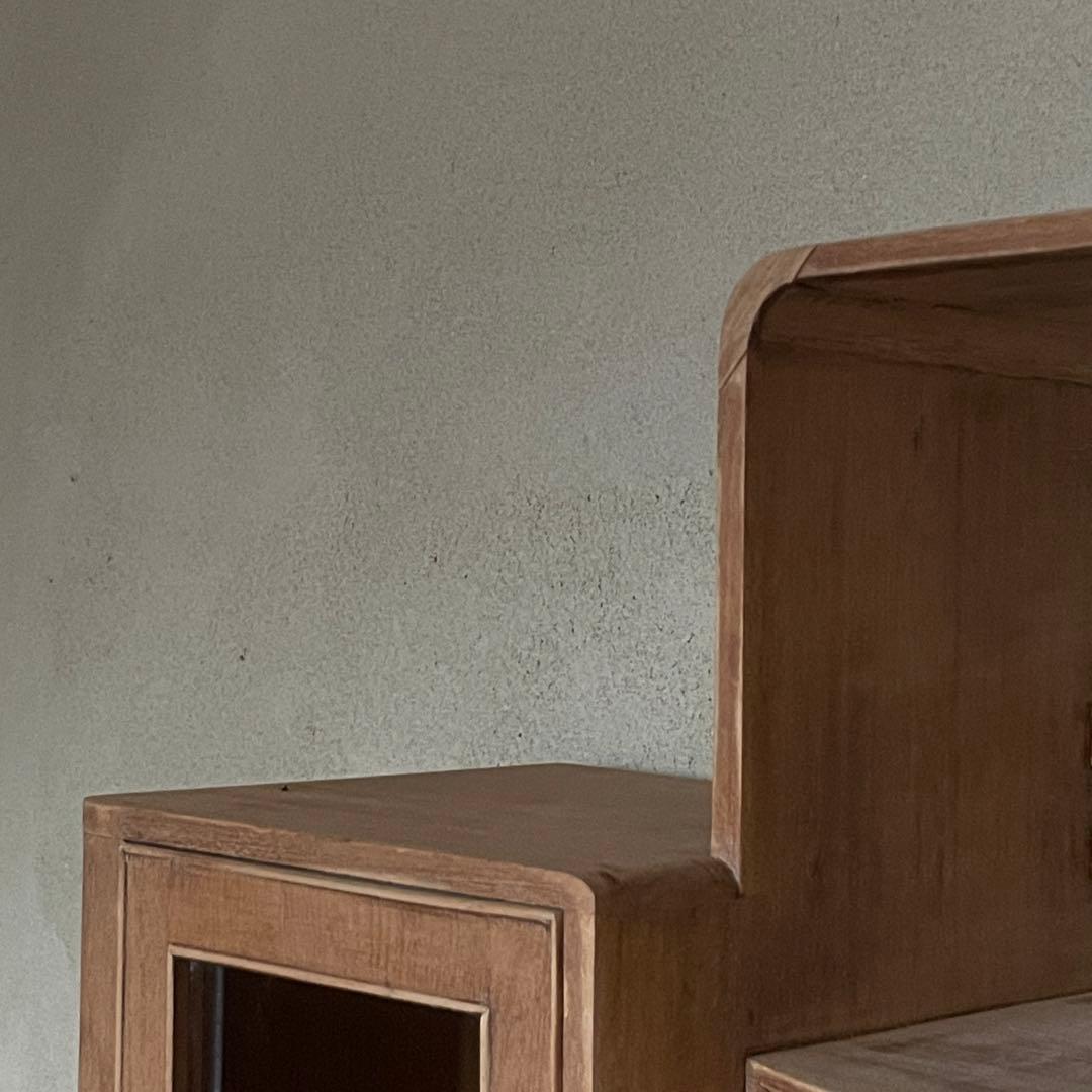 アーチガラスのアンティークキャビネット