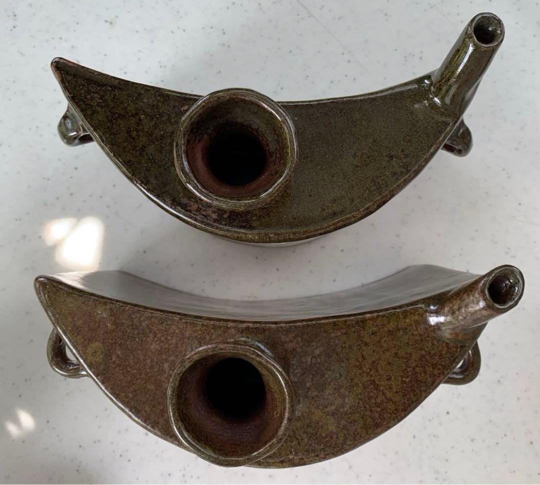 琉球陶器①双鳥(魚鷹)四言詩入白土象嵌抱瓶/②五言詩唐・于入白土象嵌抱瓶