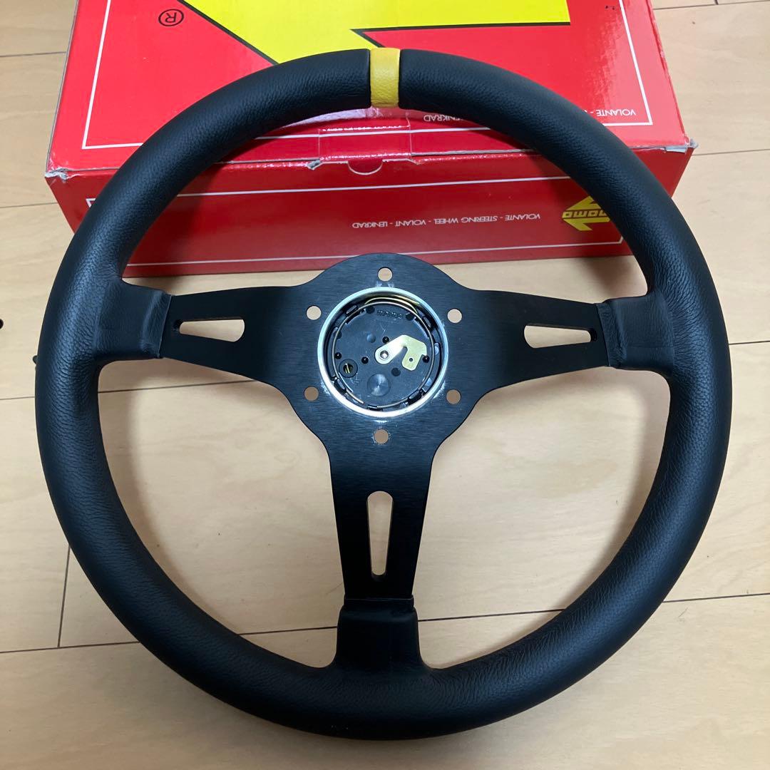 「Rio」MOMO ステアリングホイール 35cm 黒/黄色MOD.08