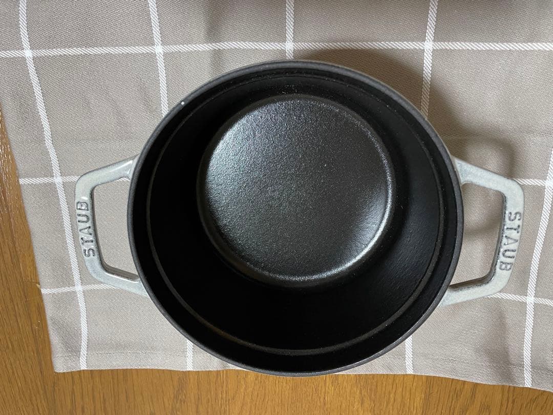 最終値下staubココットラウンド16カンパーニュ　期間限定プロテクター付