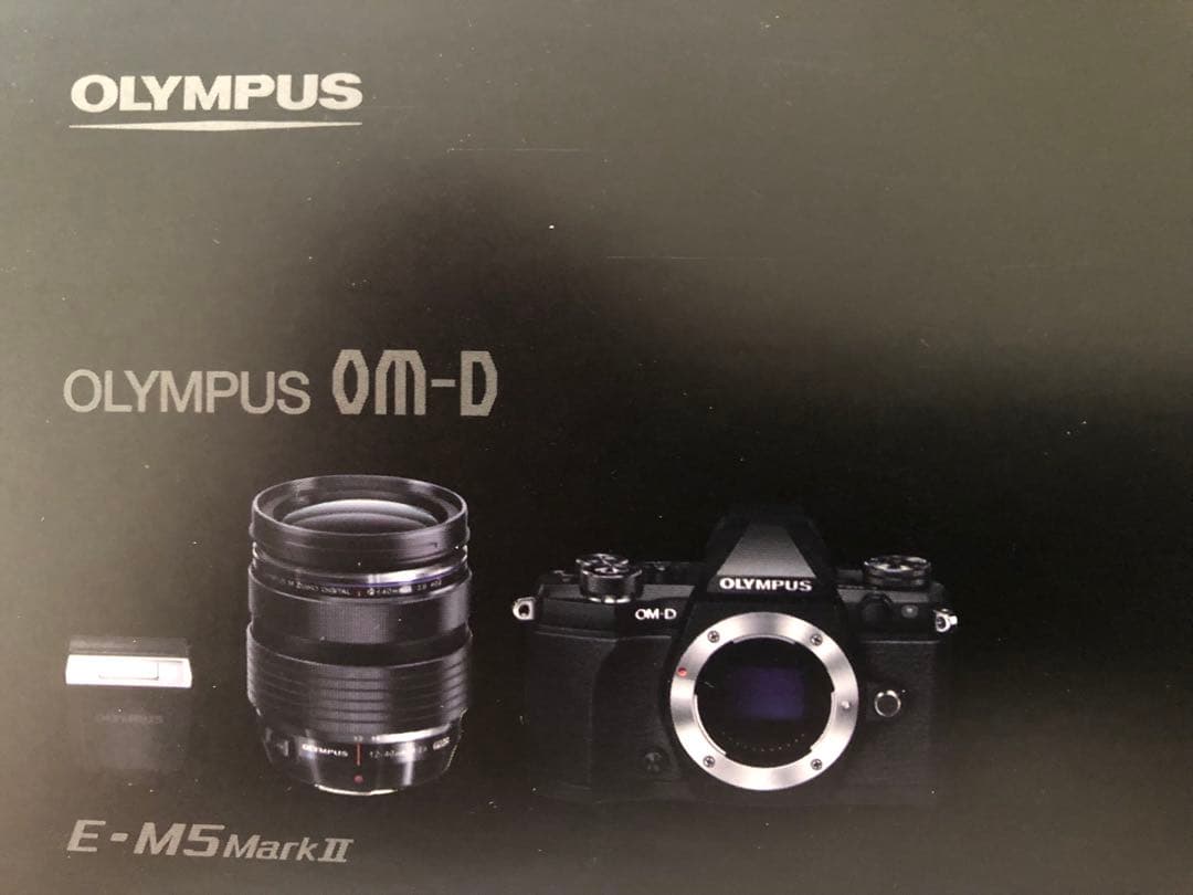 OLYMPUSのミラーレス一眼カメラと12-40mm f/2.8レンズのセット
