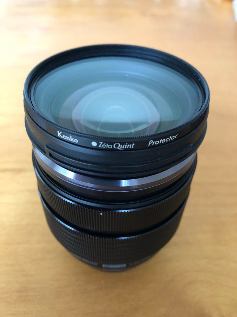 OLYMPUSのミラーレス一眼カメラと12-40mm f/2.8レンズのセット