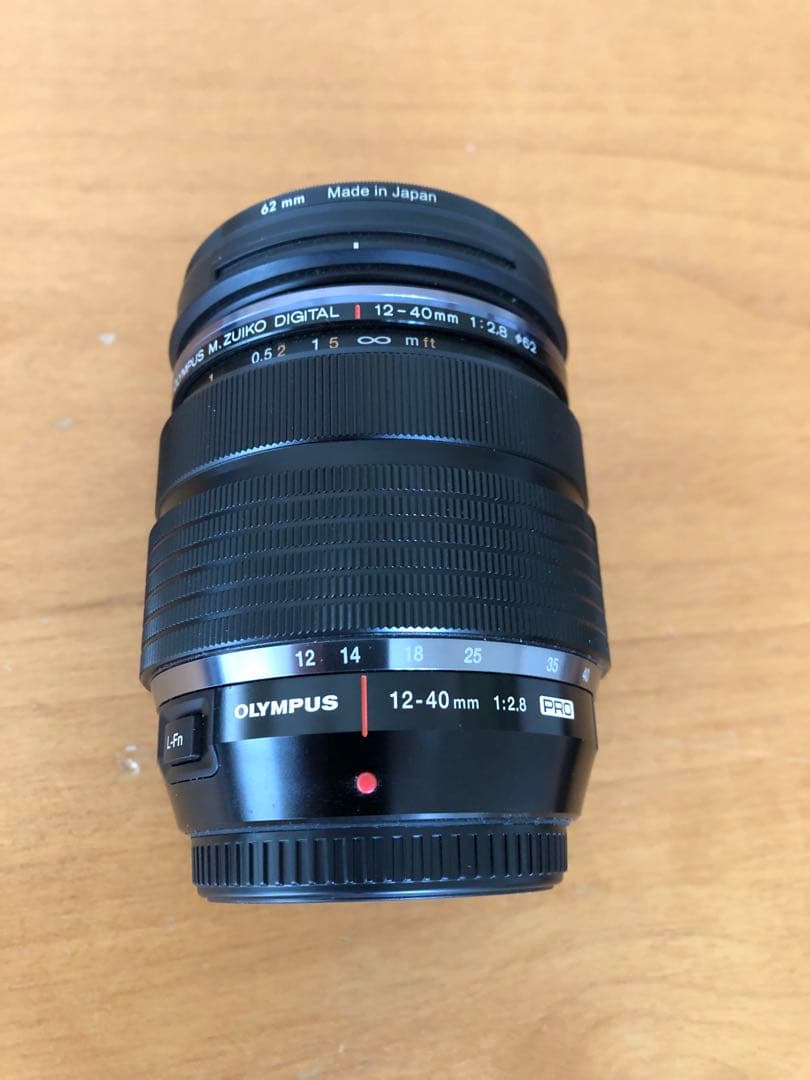 OLYMPUSのミラーレス一眼カメラと12-40mm f/2.8レンズのセット
