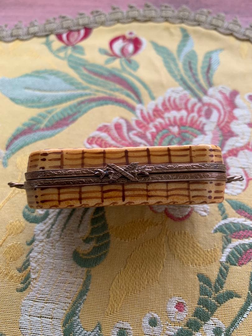 リモージュボックス　フランス製　可愛いバスケット型の小物入れ！カップが入ってる！