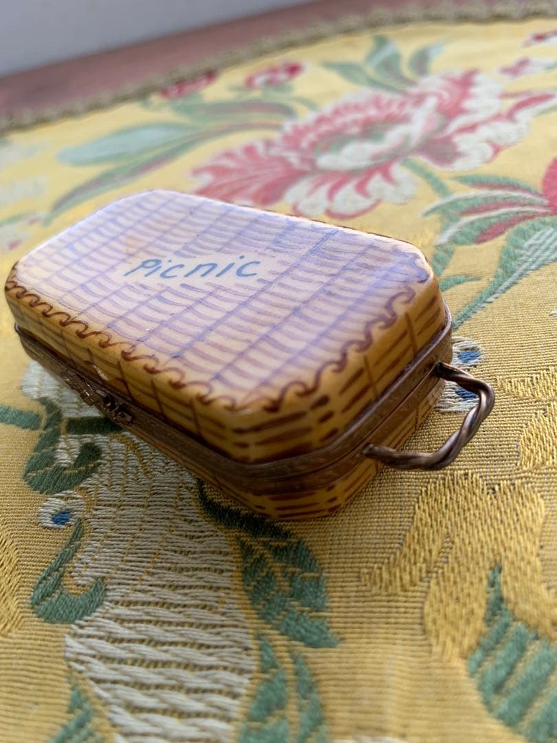 リモージュボックス　フランス製　可愛いバスケット型の小物入れ！カップが入ってる！