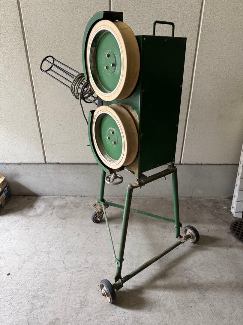 ピッチングマシン 緑色 ボール発射装置付き