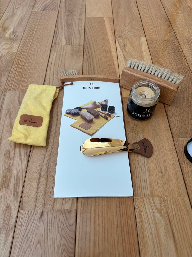 JOHN LOBB 真鍮製靴べら 、ブラシ、靴クリーム 革製品の取扱い説明書