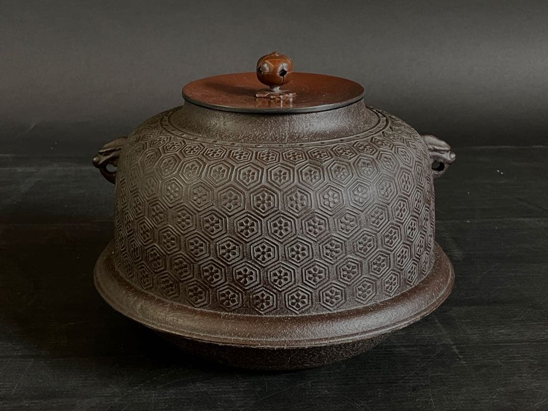 【美品】「母」 亀甲地紋 真形羽釜 釜師 敬典 共箱 茶道具 炉釜（15D）