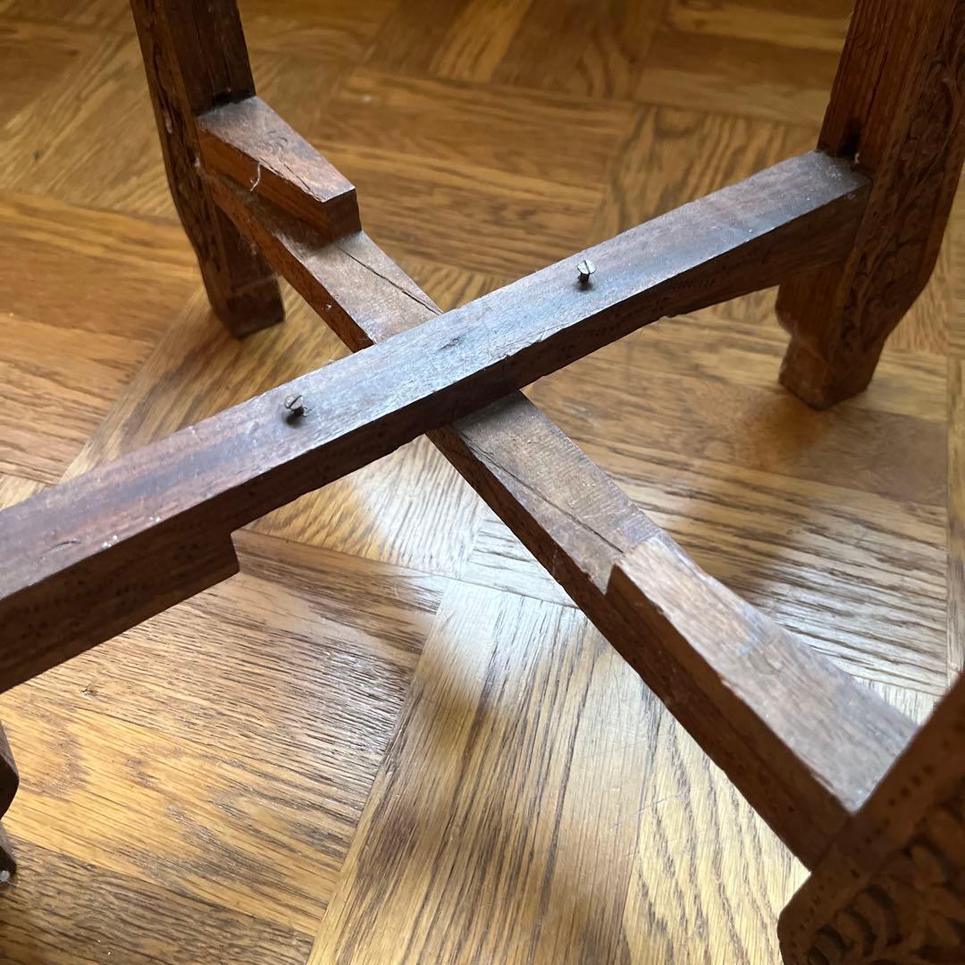 オシャレな木製彫刻テーブル