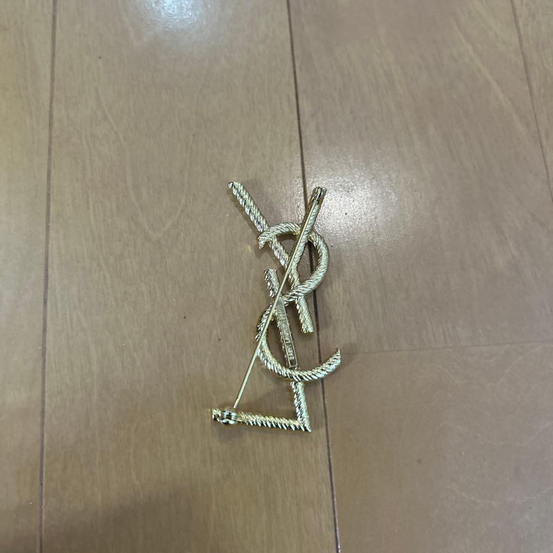 YSLロゴ ゴールドブローチ