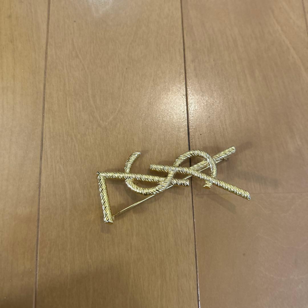 YSLロゴ ゴールドブローチ
