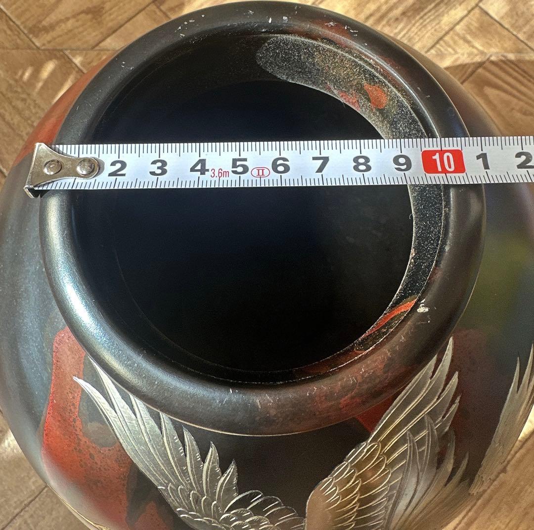 鶴の浮彫り黒い花瓶