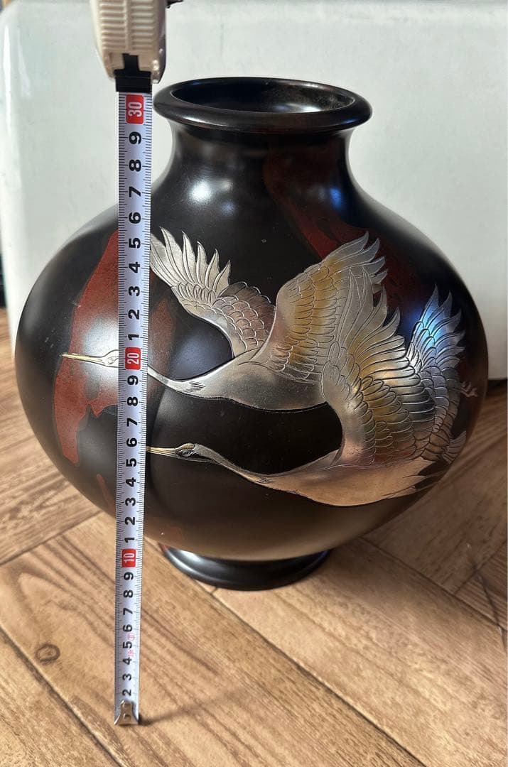 鶴の浮彫り黒い花瓶