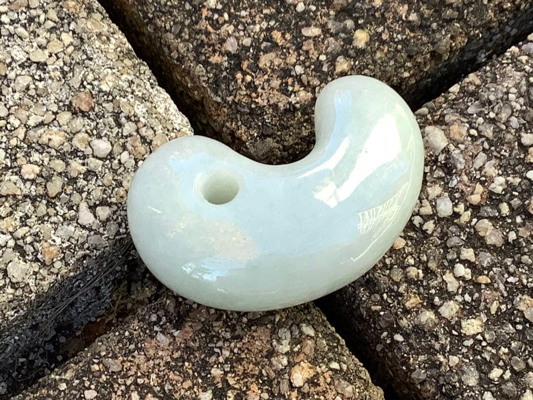 ✳アイスジェイド*淡緑色　１個お身近に　糸魚川翡翠ジェダイト勾玉 極上品　鑑別付