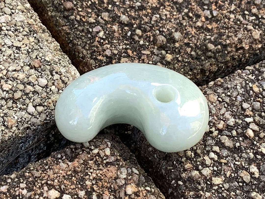 ✳アイスジェイド*淡緑色　１個お身近に　糸魚川翡翠ジェダイト勾玉 極上品　鑑別付