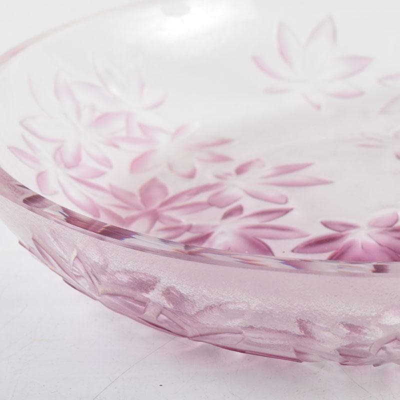 ガラス工芸　荒木良忠作　玻璃彫刻　金赤楓はがさね文皿　共布共箱　C　9197