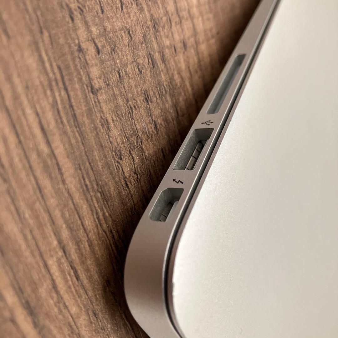 MacBook Air 13インチ 2012 / 4GB 128GB 充電器付き