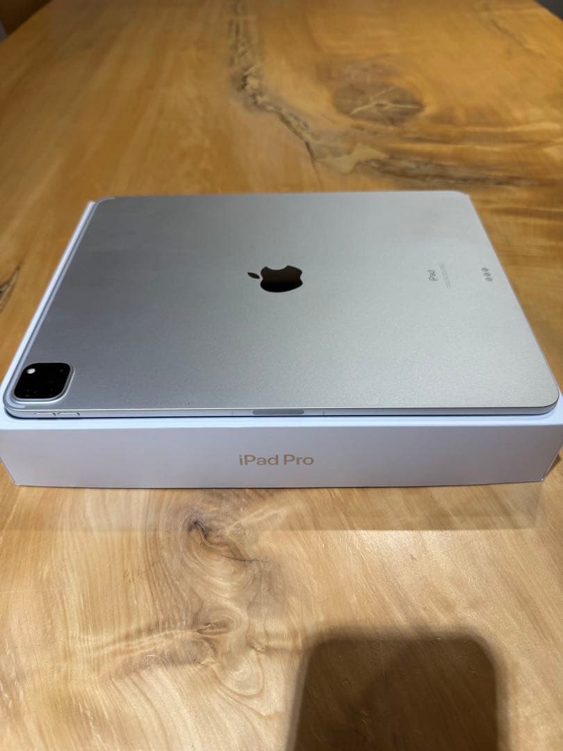 【美品】 iPad Pro 12.9第4世代+Magic Keyboard付き