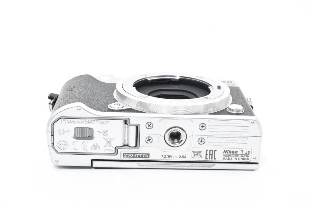 【美品】ニコン NIKON J5 小型軽量ミラーレス一眼カメラ Wi-Fi内蔵