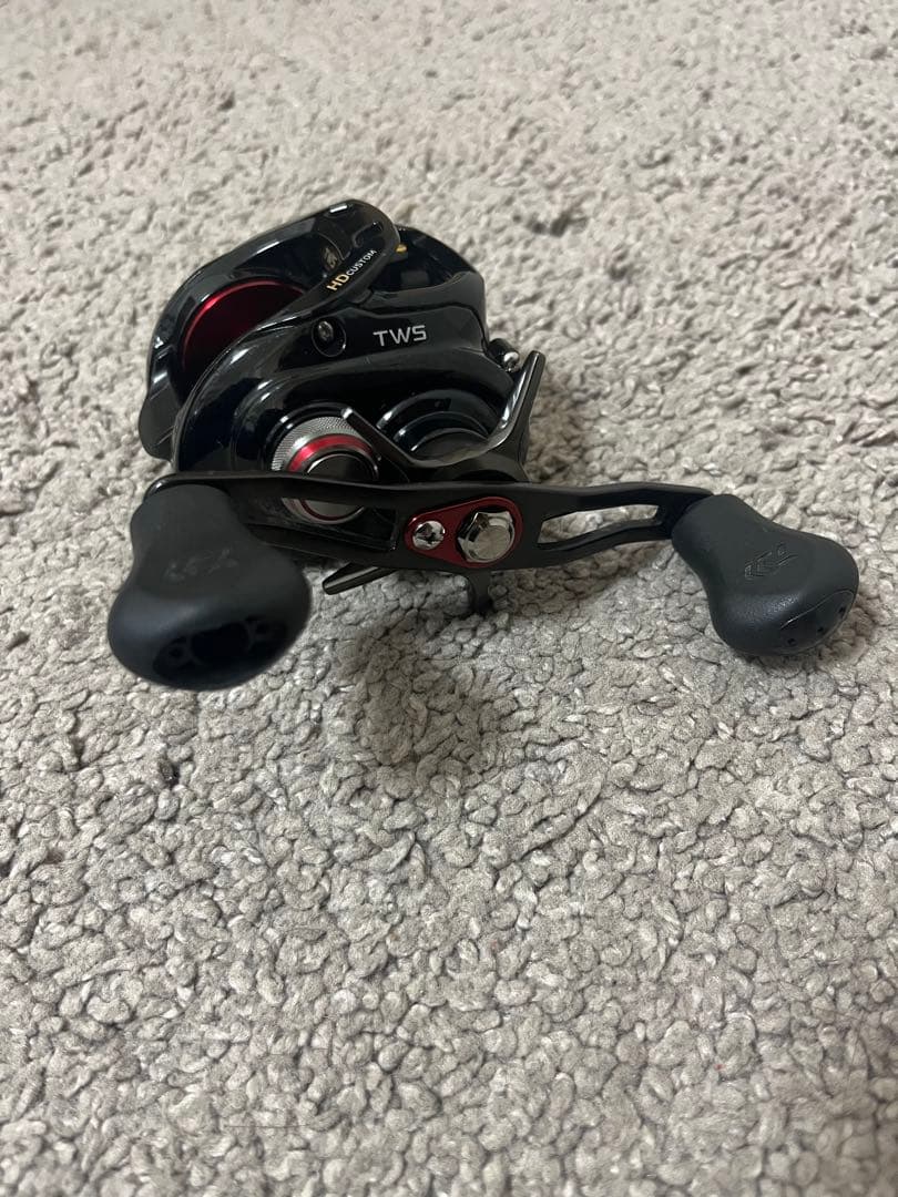 ダイワ　TATULA HDカスタム ベイトリール ブラック/レッド カバー付き