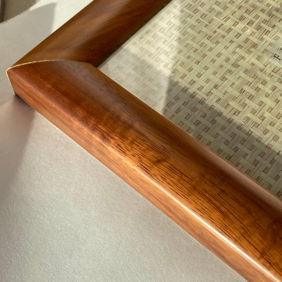 ハワイで購入した40×32センチのウッド額縁。2枚セットで