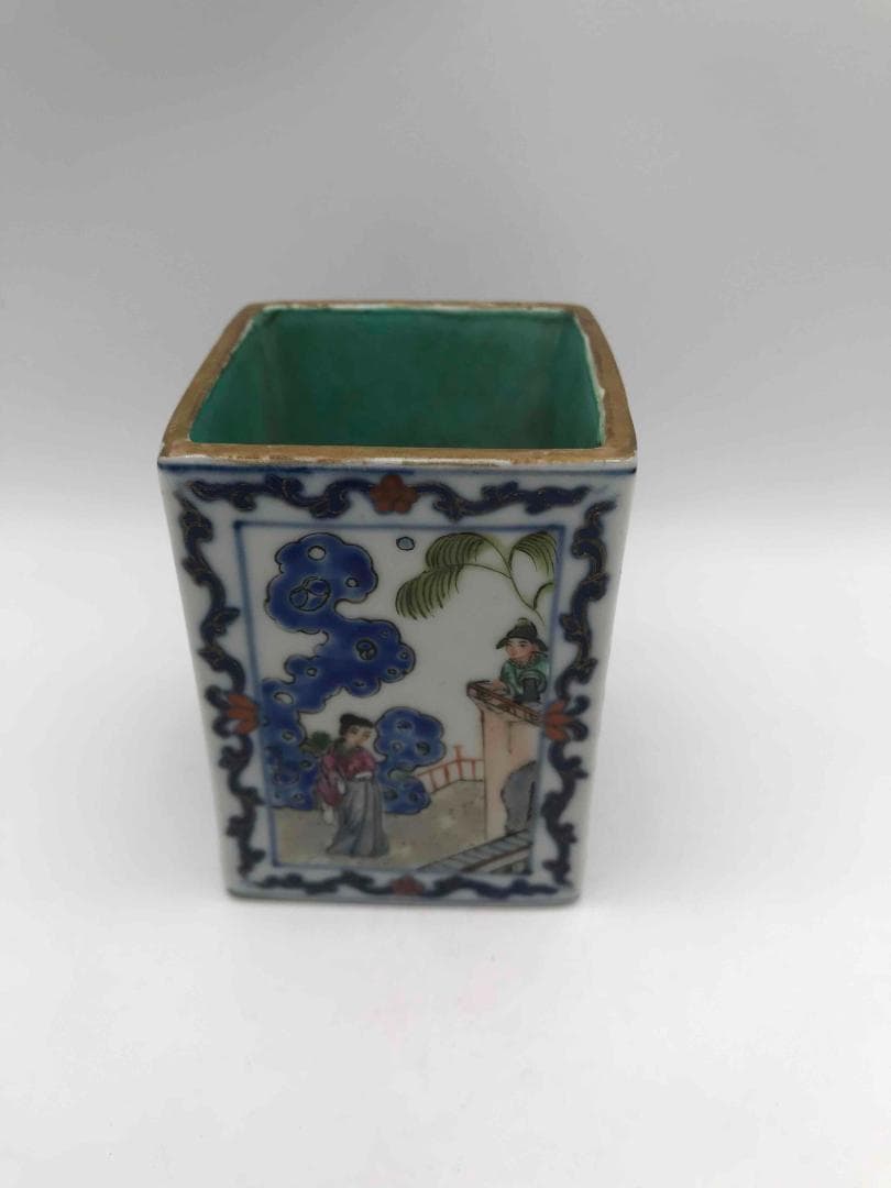 清乾隆時代　【大清乾隆年製】在銘　粉彩琺瑯彩松石緑釉人物文四方筆筒 (F-17)