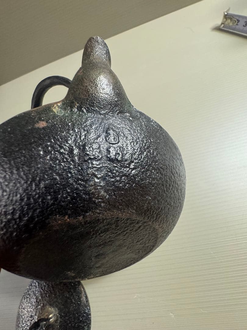 1557 照光堂作 希少砂鉄急須　南部鉄瓶＊波千鳥文　捻り提手 茶器　茶道具骨董