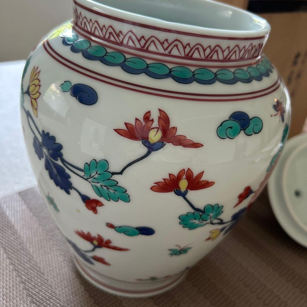 柿右衞門　岩菊文蓋付壺