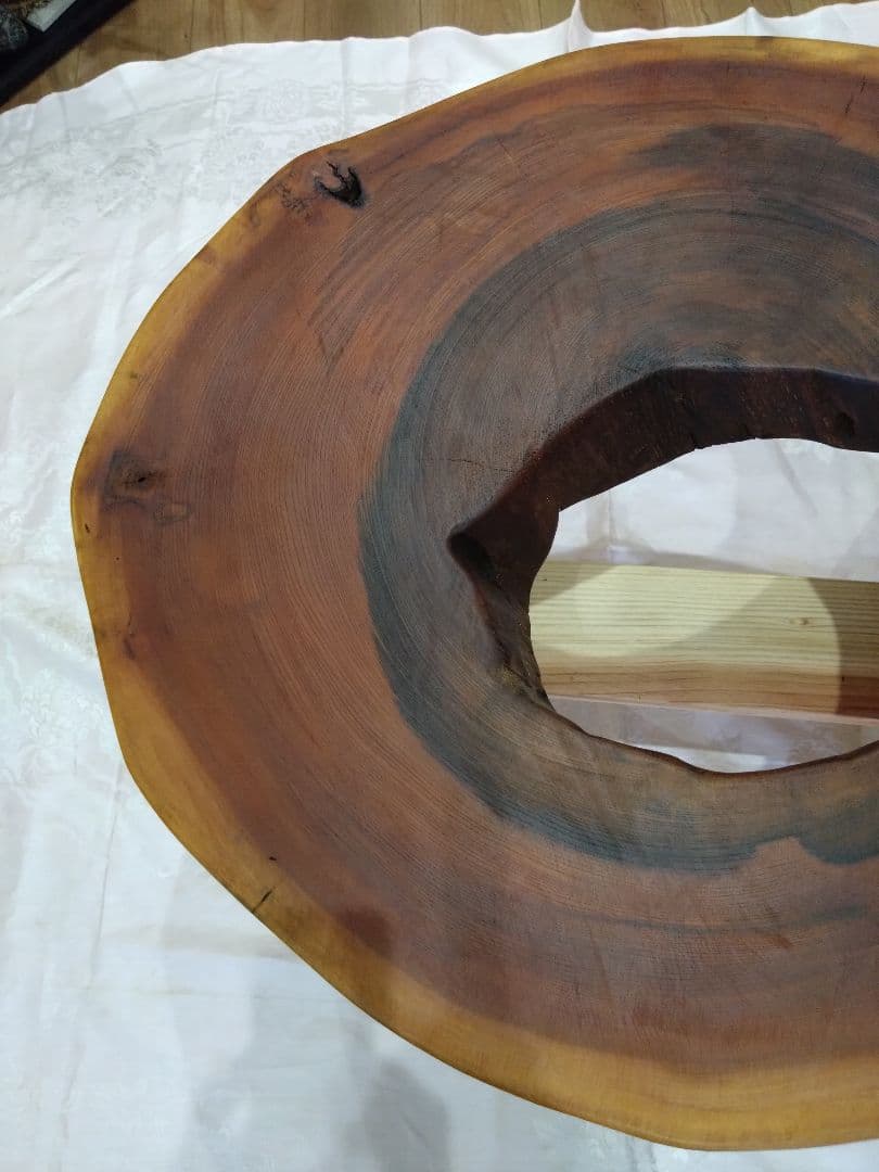 欅の輪切りテーブル㉖　樹齢約150年の欅の一点物　欅の耳付き自然木のローテーブル