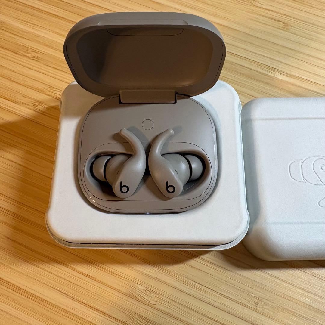 新品同様 Powerbeats Fit ワイヤレスワークアウトイヤフォン グレイ