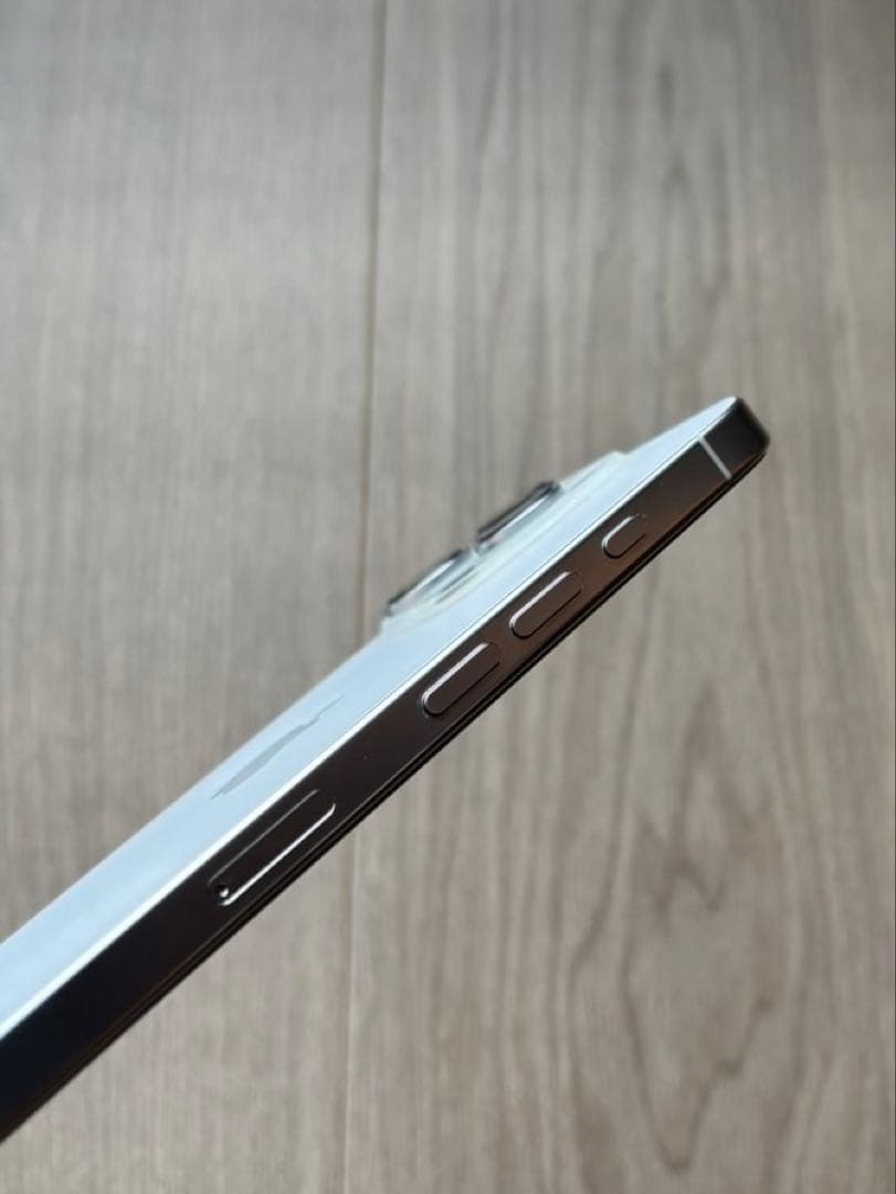 希少！コメント要　美品　iPhone16pro ホワイトチタニウム　1TB