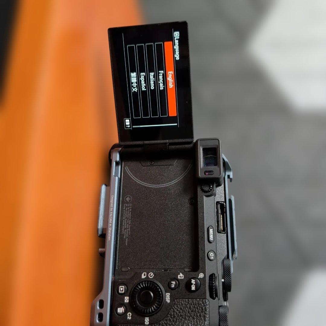 美品 Sony A7C II 本体 シャッター数8860 ケージ付