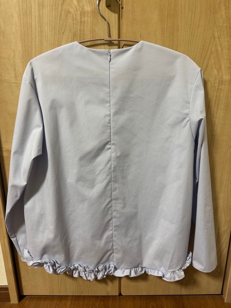 美品！完売品 OHGAオーガ　裾フリルブラウス　サックスカラー