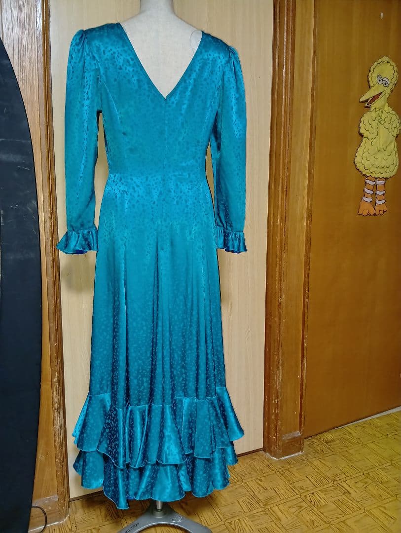 大きめサイズの衣装ワンピース（シルキータッチの光沢あり）ライトグリーン