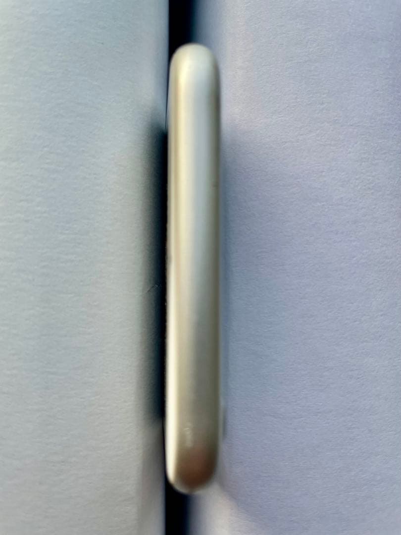 Apple iPhone 8 シルバー　simフリ－