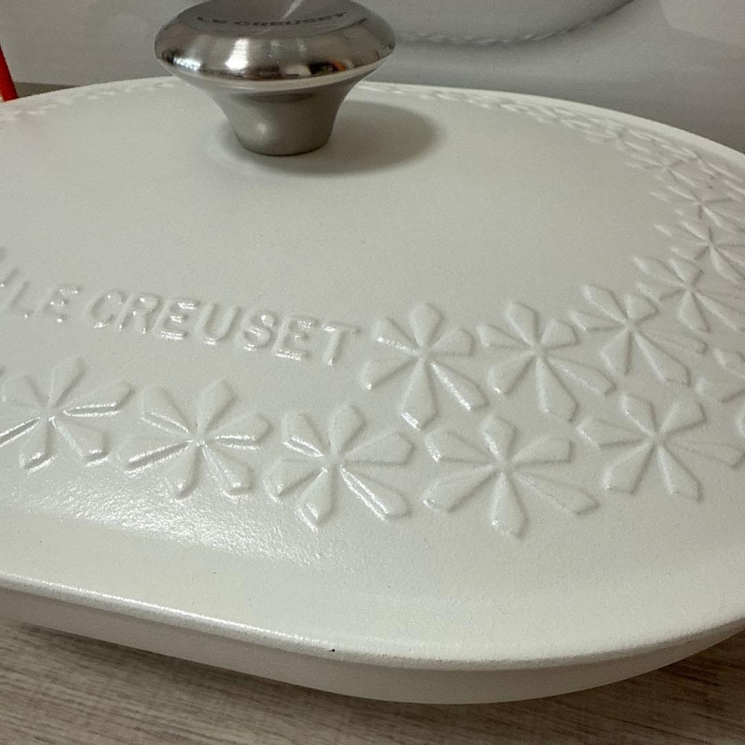 ルクルーゼ オブロング マルミット フラワーレリーフ コットン 31