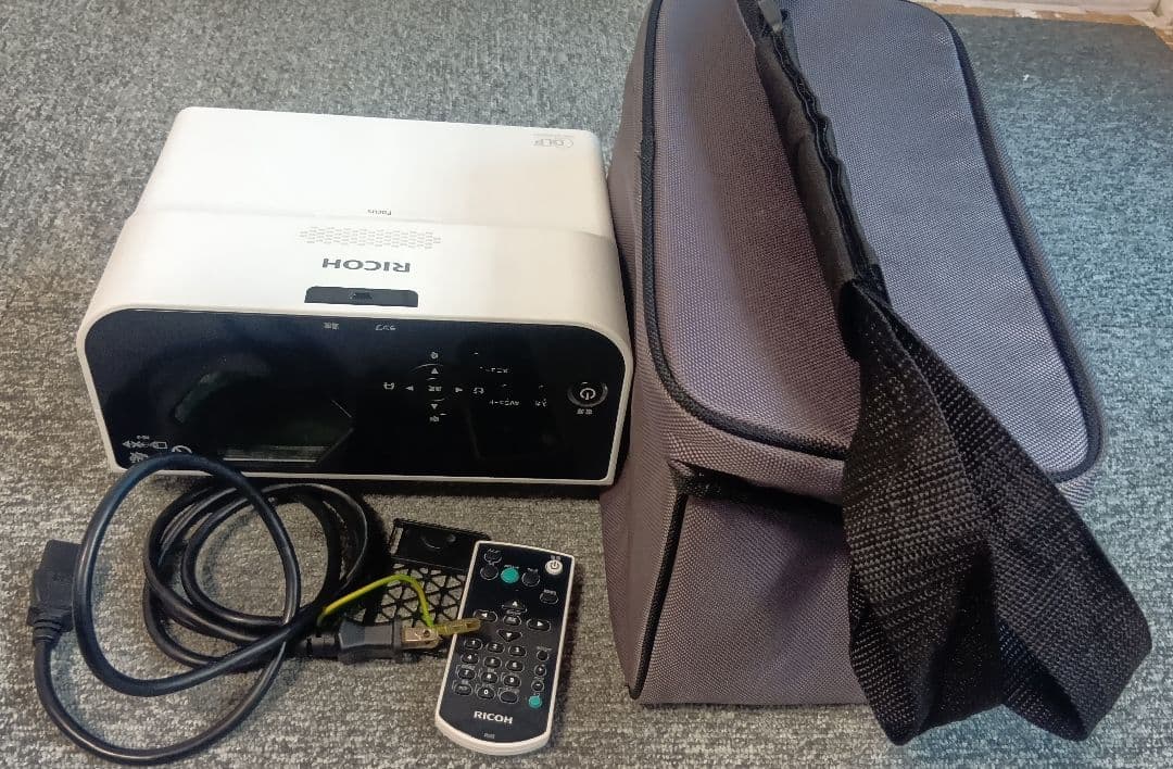 RICOH プロジェクター 本体と付属品