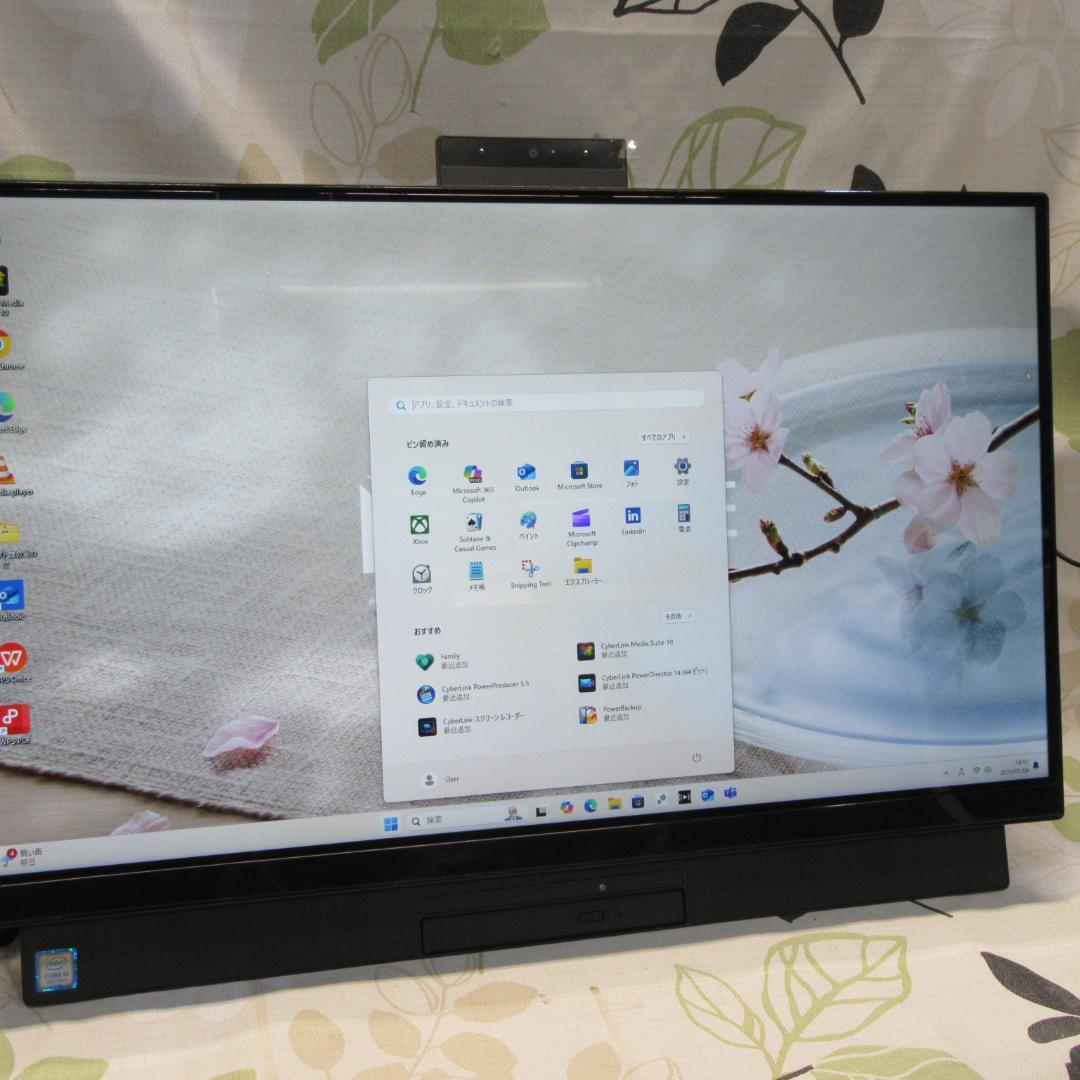 Win11公式対応8世代Corei5/メ16/SSD+HDD/ブルーレイ/カメラ