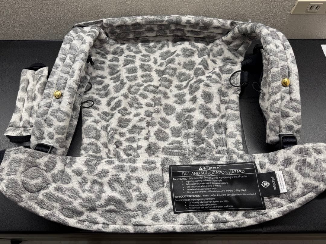 アーティポッペ　レオパード柄 抱っこ紐　ライトグレー
