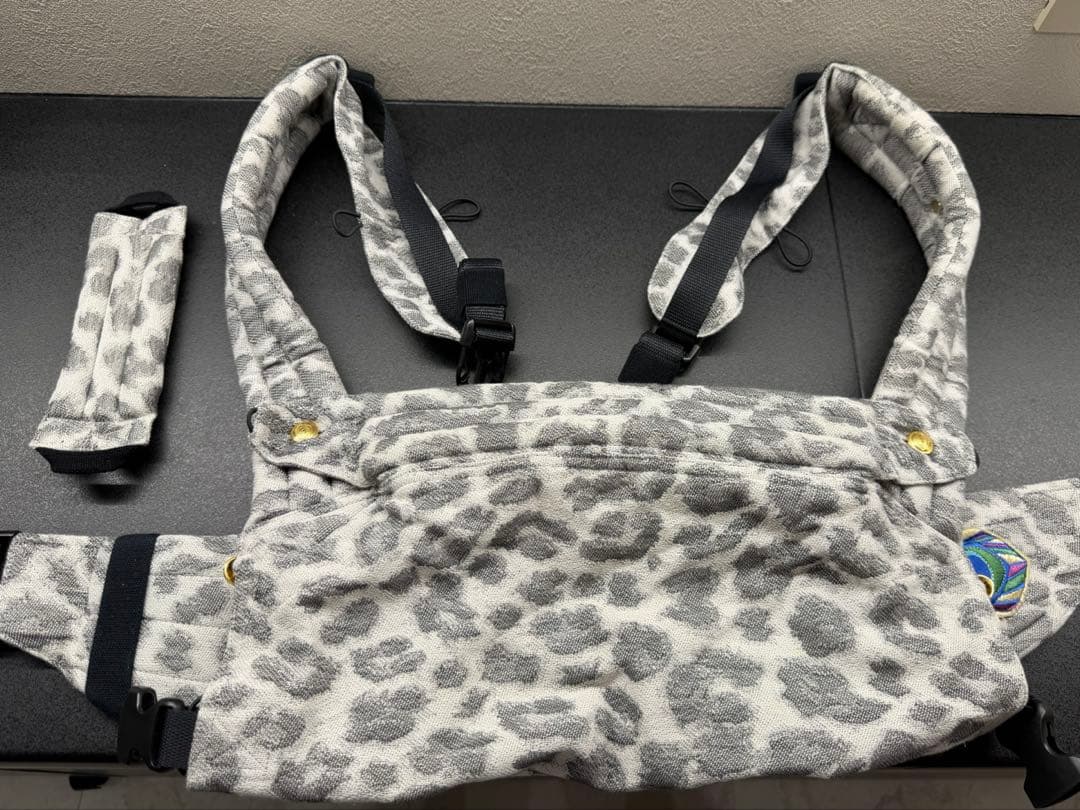 アーティポッペ　レオパード柄 抱っこ紐　ライトグレー