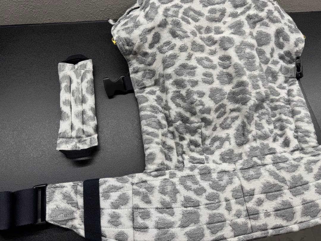 アーティポッペ　レオパード柄 抱っこ紐　ライトグレー