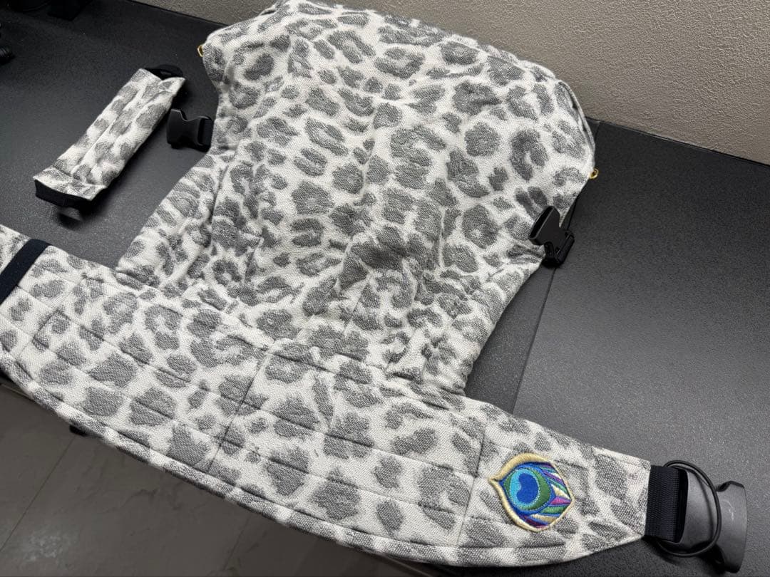 アーティポッペ　レオパード柄 抱っこ紐　ライトグレー